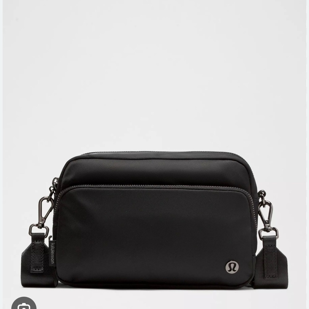 Lululemon Everywhere Crossbody 3L Large
Metal Hardware in Black/gunmetal - Picture 6 of 6